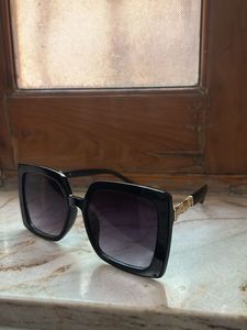 Chic Black Square Sunglasses