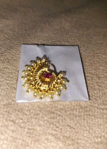 Elegant Gold Nose Pin