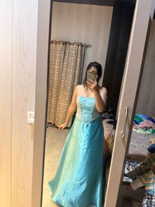 Stunning Blue Embellished Gown🦋🎀