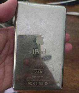 Apple iPod Classic 4th Gen - Silver with charger