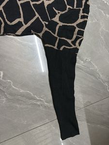 Stylish Giraffe Print Sweater Top