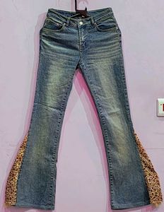 Low waist Bell Bottom Jeans with Leopard Print.