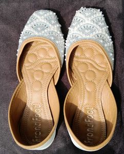 Embellished Juttis/Mojaris - White
