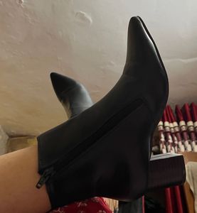 Chic Black Pointed Toe Heeled Boots