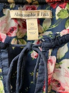 🌸 Beautiful Floral Top + Black Jeans Combo Set 🖤