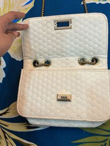 Elegant Shoulder Bag with Chain Strap
