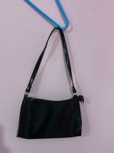 sling bag (black color)