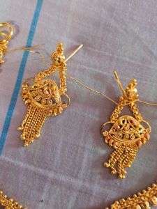 Elegant Golden Necklace &amp; Earring Set