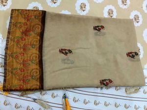 Elegant Cream Saree with Floral Motifs