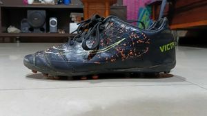 ​⚽ Textured Black &amp; Orange Football Studs
