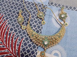 Elegant Pearl Maang Tikka with Emerald