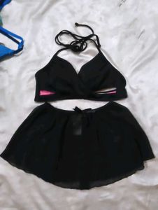 Chic Black Bikini with Skirt thiri pis