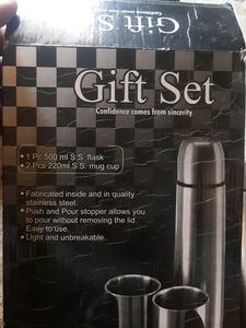 Gift Set Flask And 2 Glasses