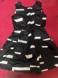 Chic Black &amp; White Geometric Print Dress