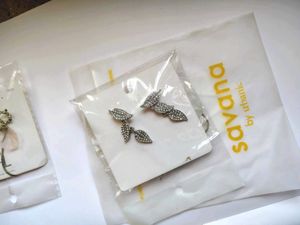 Savana Sparkling Leaf Dangle Earrings