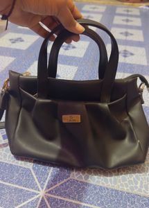 CATCHY bag good condition  hand blac