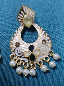 Elegant White &amp; Gold Earrings