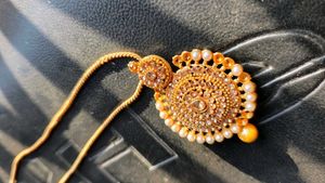 Elegant Gold-Toned Necklace with Pearls