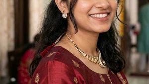 Elegant Gold Necklace and Earring Set