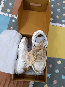 Sports shoes