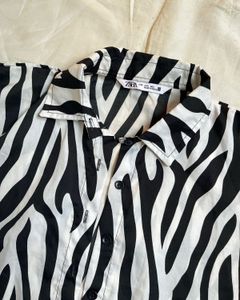 ZARA Crop Shirt🖤🤍