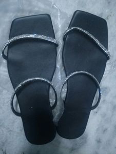 Black And Golden Filphlop Flat Slippers