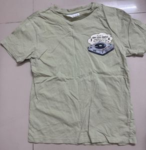 Cool Graphic Tee with Vintage Turntable Design