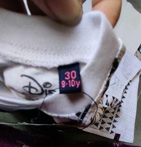 Giraffe Casuals Tee - Daisy Duck