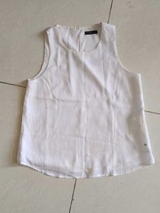 Chic White Sleeveless Blouse