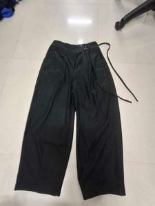 Chic Black Wide-Legged Pants