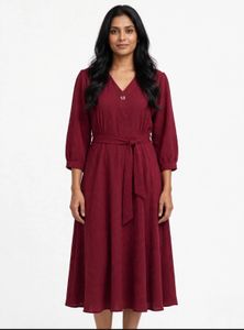 🍷✨ BURGUNDY TEXTURED V-NECK BELTED MIDI DRESS