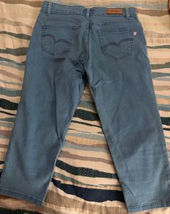 Women’s light Wash Cropped Denim Jeans