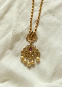 Elegant Gold Necklace with Pendant