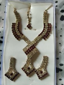Stunning Jewel Set with Earrings