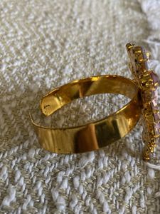 Stunning Statement handcuff