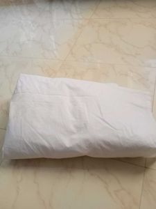 Comfortable White Fitted Bed cover with elastic