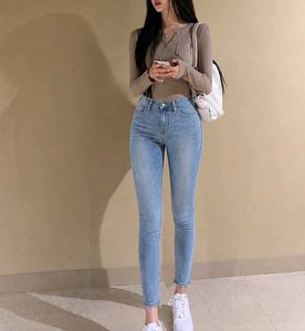 Light Wash Skinny Jeans with Frayed Hem