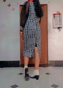 Chic Houndstooth Midi Dress
