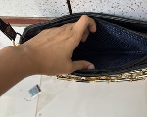 Chic Black Croc-Embossed Shoulder Bag