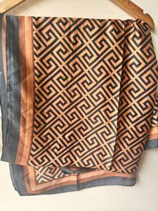 Elegant Geometric Print Scarf