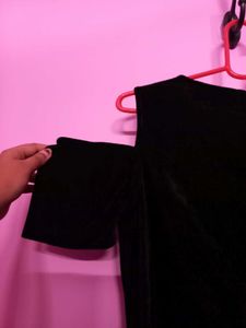 Elegant Black Cold Shoulder Velvet Dress