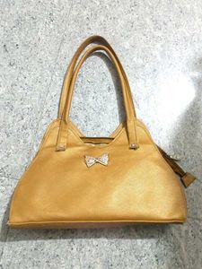 Chic Gold Shoulder Bag with Bow Accent