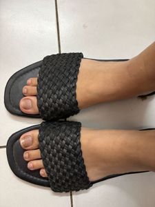 3 flats Under 599