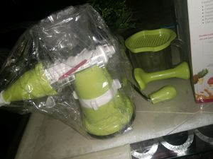 🎉Price Negotiable 🎁 UniQ Omega Mini Hand Juicer