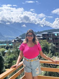 pink top