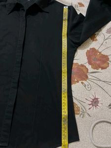 Classic fitted Black Button-Up Shirt