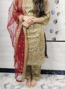 Golden glow, festive vibe—straight kurta set✨