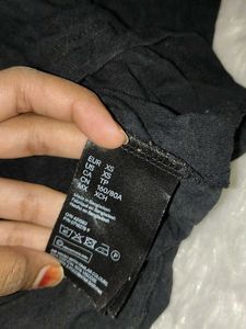 H&amp;M Black V-Neck Tee  (size -xs)