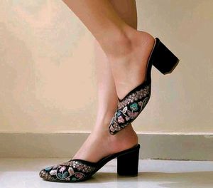 Floral Embroidered sandal 👡