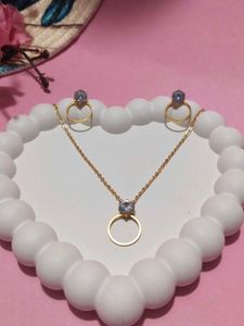 NEW Gold Tone Necklace and Earrings Set
